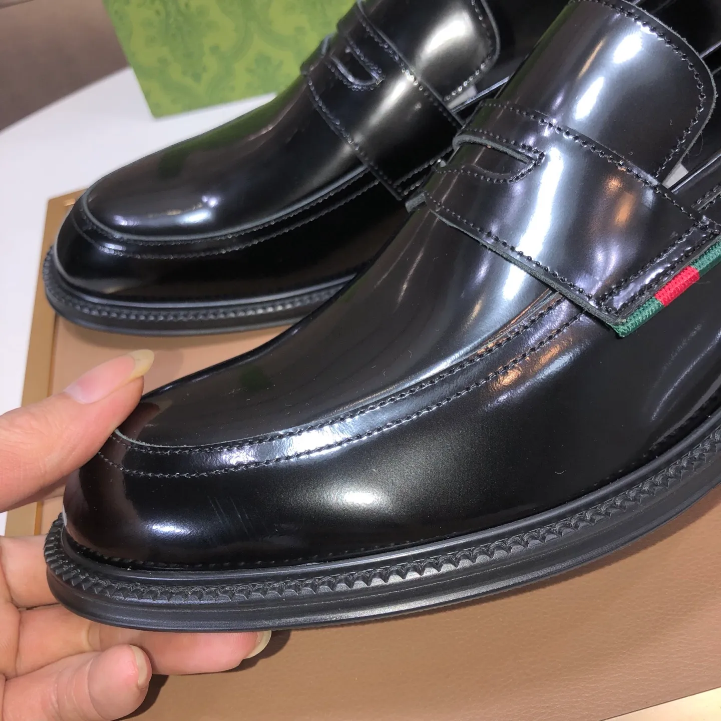 Factory batch 500💰Italy’s top luxury men’s shoe giant (GUCCI) (Gucci) (full cowhide lining) new arrival🍃Original European style🔰 Pleasant to the eye😍In order to make the shoes more durable and non-deformable🌀The production continues to follow traditional methods but there is still no lack of innovation💪The original sheepskin is selected for the leather♻️Smooth, natural and extra bright⭐Made of imported cowhide The rich man’s first choice 38-45 (45 customized)